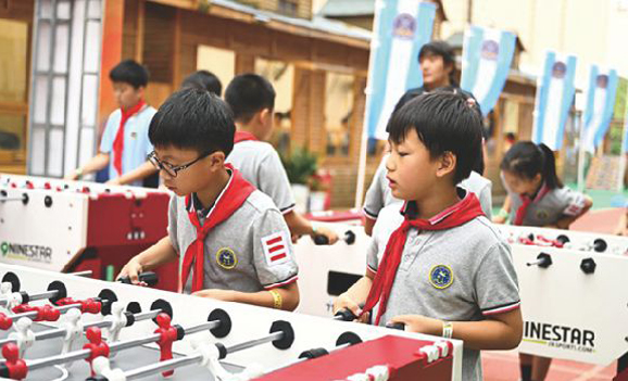 上海新世纪小学开展桌式足球课程